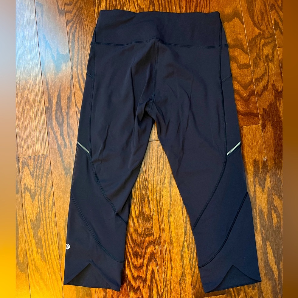 Lululemon - Size 6 - Navy Cropped Leggings / Sheer Panel (pockets!!)